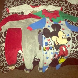 5 pajamas . Good condition 6-9months